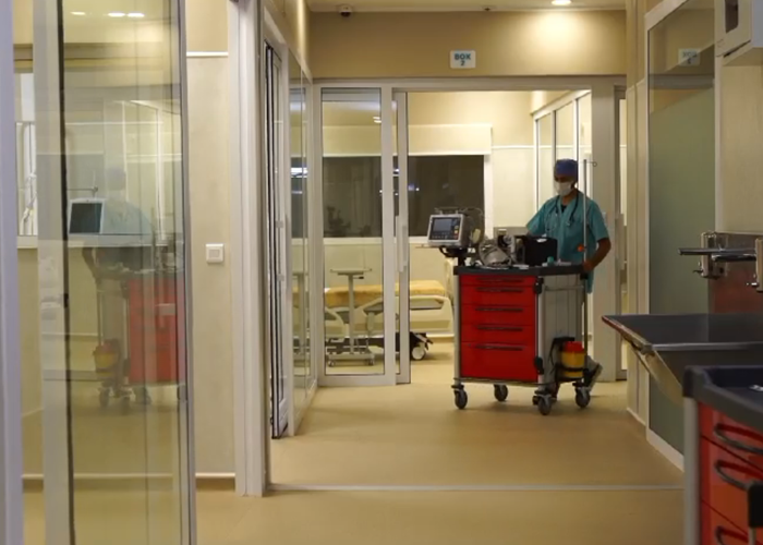 Couloir d’une unité de soins de la Clinique Cheikh Saadi